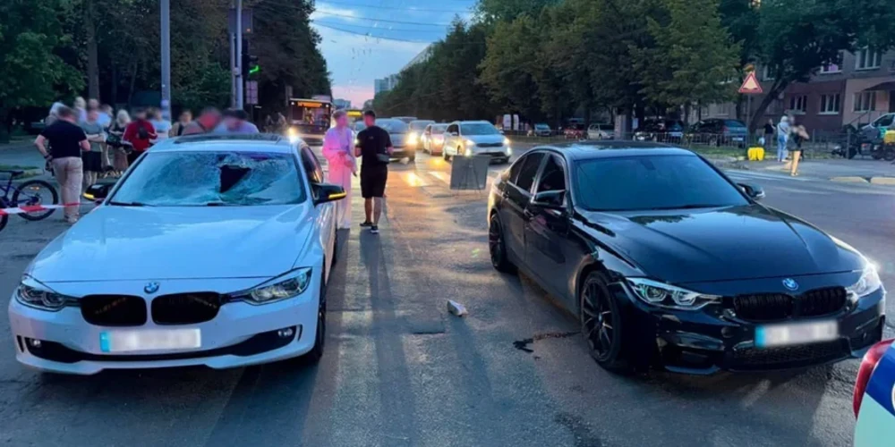 У Львові 20 серпня два BMW поспіль наїхали на батька з 8-річною донькою