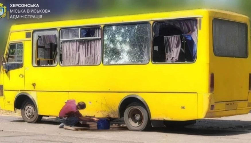Хто фіксує наслідки атаки дрона по маршрутці в Херсоні та хто постраждав