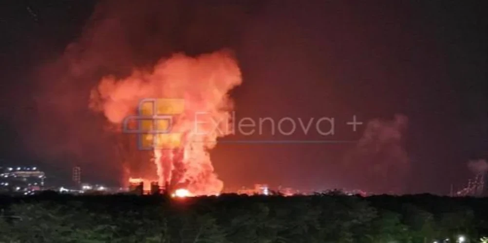 Новоросійськ після нічної атаки дронів: пошкоджені будинки і пожежа в порту