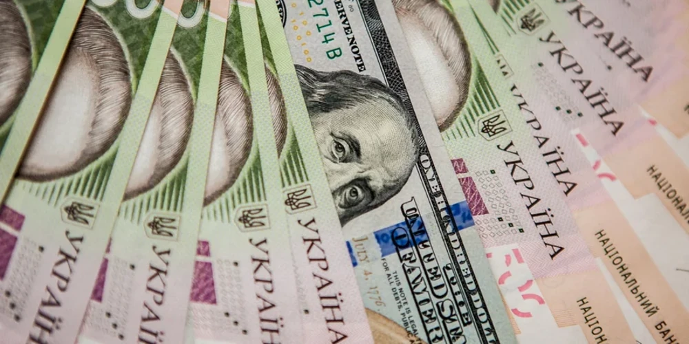 НБУ встановив курс на 24 вересня: долар додав 7 копійок, євро втратив 15